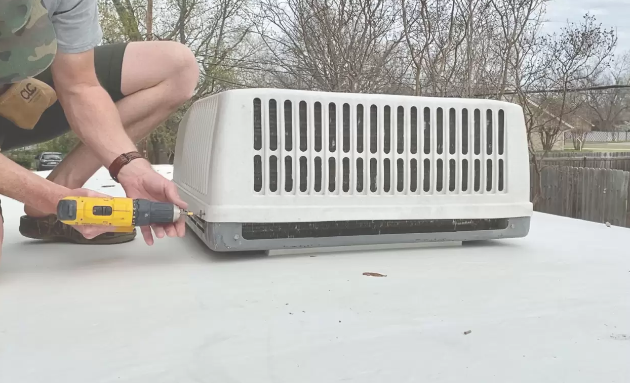 RV air conditioner service and coil cleaning on-site